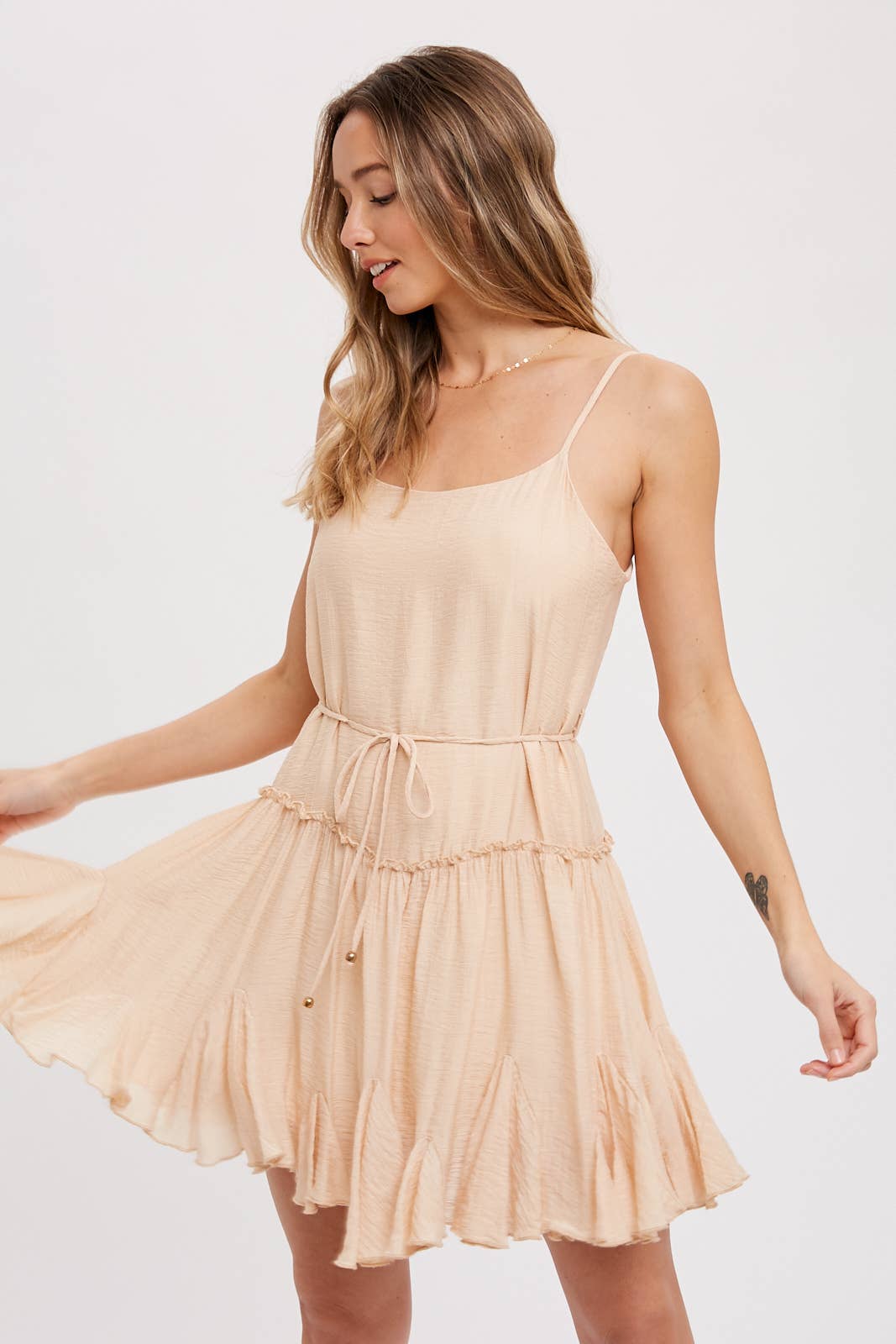 RUFFLED SWING CAMI DRESS: BEIGE